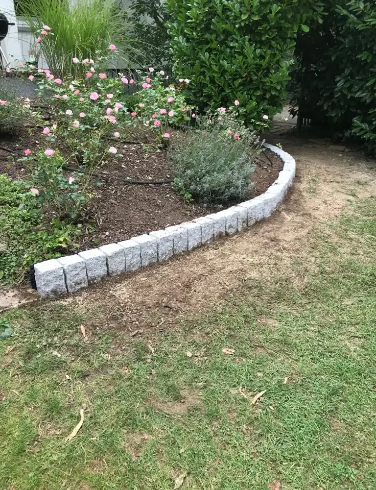 Neu angelegter Gartenweg aus Betonpflaster