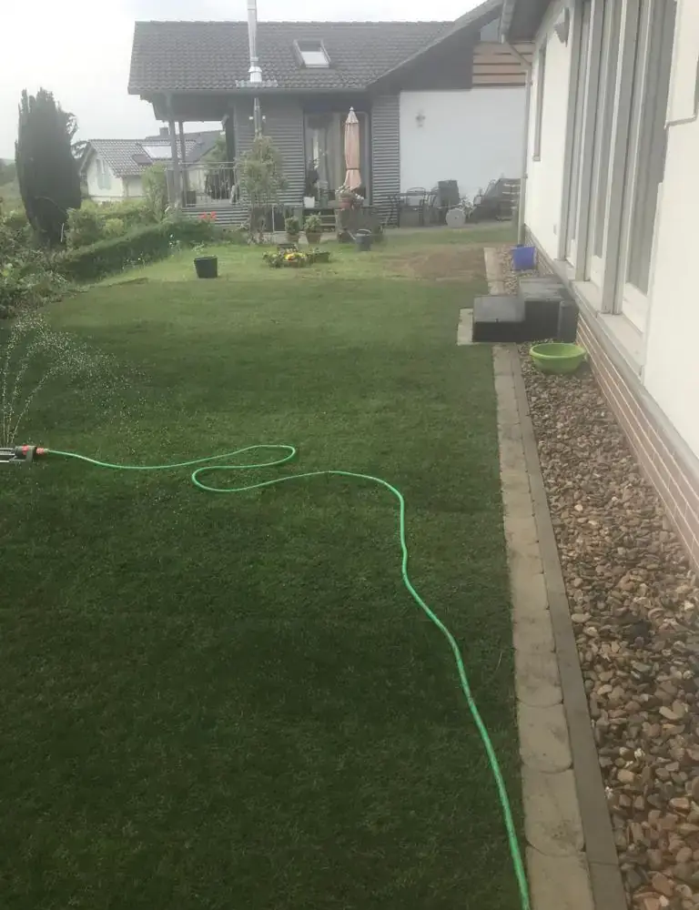 Rollrasen mit Rundbord-Einfassung im Hausgarten