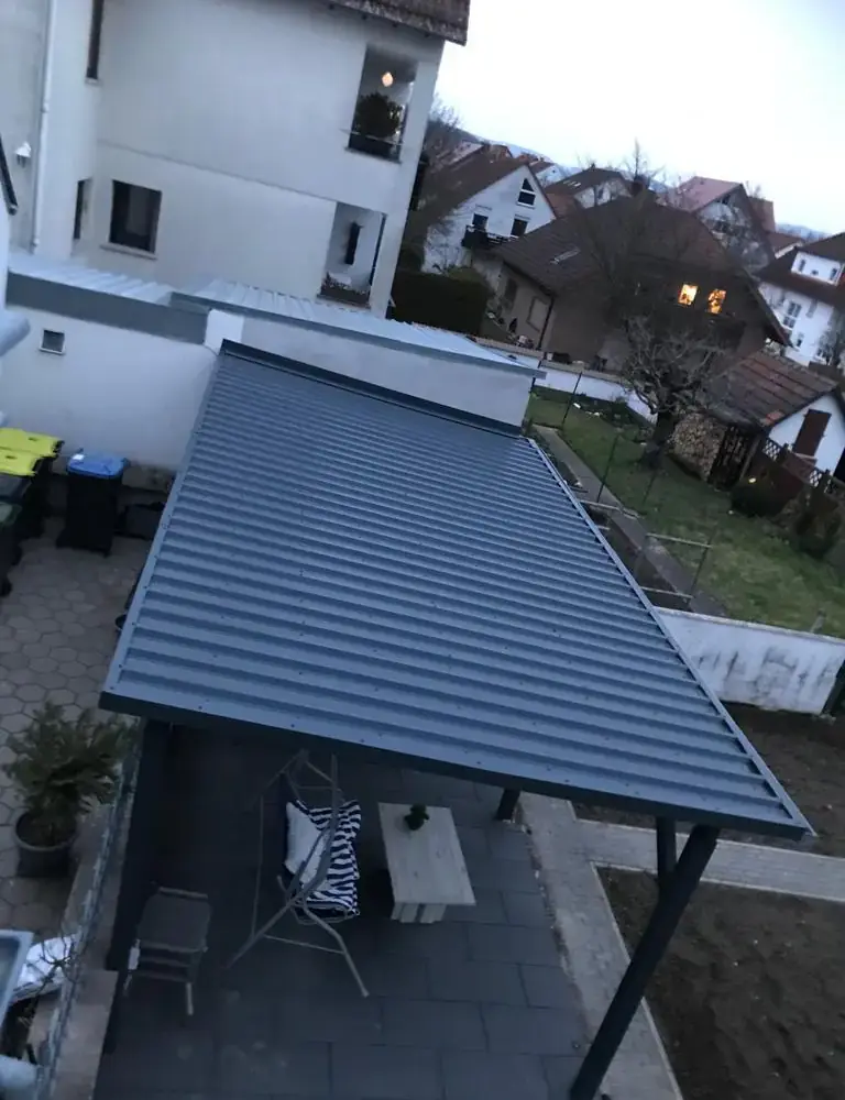 Fertig aufgebauter Carport mit befestigter Stellfläche